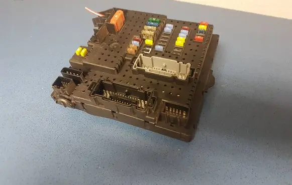 Volvo V70 Fuse module 30728512 05W383 28017881