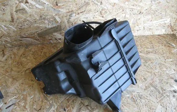 Volkswagen Polo III 6N 6N2 6NF Air filter box 6Q0129601AR