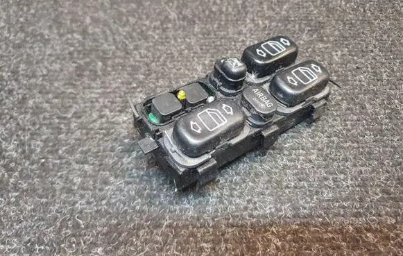 Mercedes-Benz A W168 Electric window control switch 1688206810 03753201