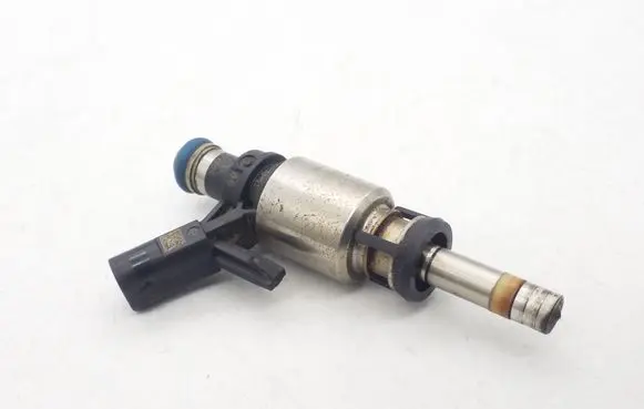Volkswagen Jetta VI Fuel injector 06A906036C 0261500149