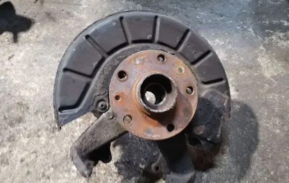 Volkswagen Golf V Front wheel hub
