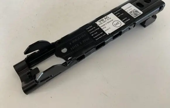 Audi Q7 4M Seat belt adjustment rail 4M0857819