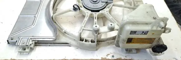 Radiator cooling fan shroud