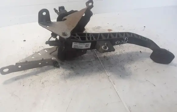 Ford Focus Brake pedal BV617B633TA