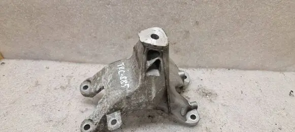 Engine mounting bracket