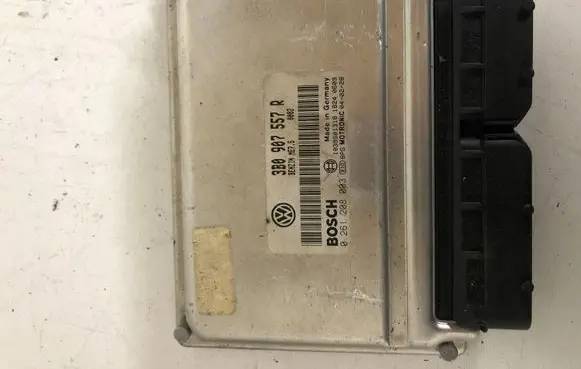 Volkswagen PASSAT B5.5 Engine control unit/module 3B0907557R 0261208003