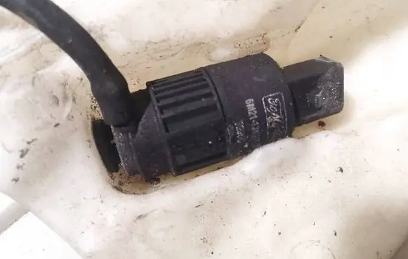 Ford Mondeo MK IV Windscreen/windshield washer pump 6M2113K082