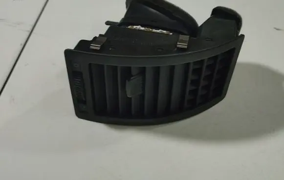 Volkswagen Polo IV 9N3 Dash center air vent grill 