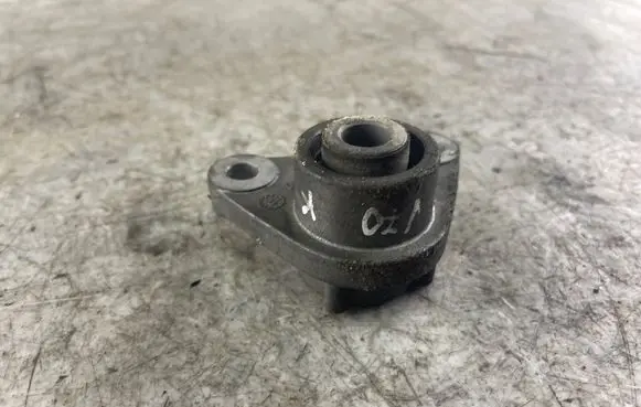 Volvo V70 Engine mount bracket 8666205