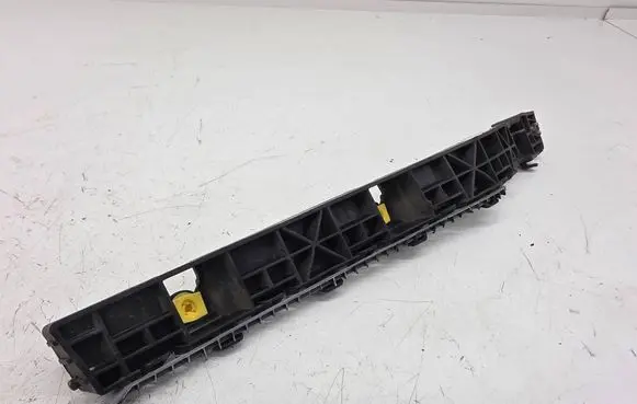 Rear bumper mounting bracket