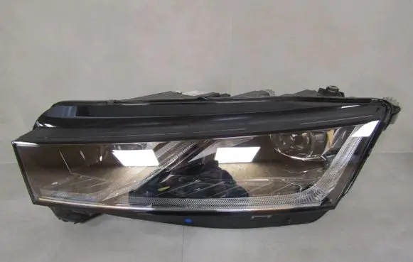 Skoda Octavia Mk4 Headlight/headlamp 5E4941015A 030111823300 LE18A6419
