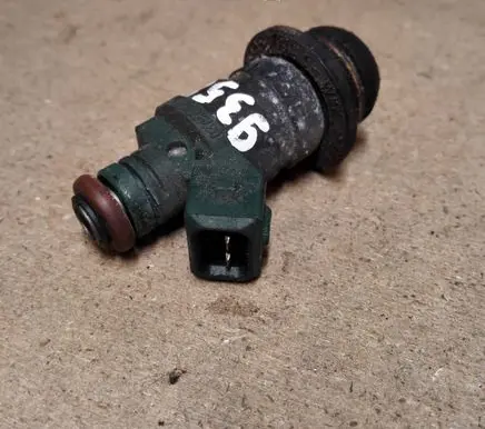 Volkswagen Golf IV Fuel injector 037906031AA