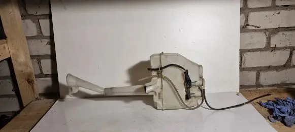 Nissan X-Trail T30 Windshield washer fluid reservoir/tank 2224624