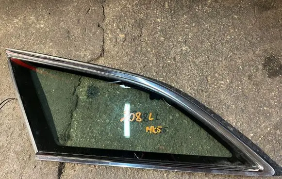 Ford Mondeo MK V Front triangle window/glass brak