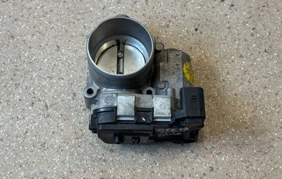 Volkswagen Jetta VI Throttle valve 03F133062B