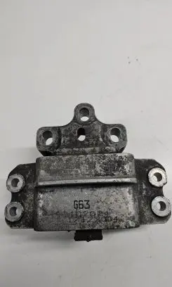 Volkswagen PASSAT B6 Engine mount bracket 3C0199555