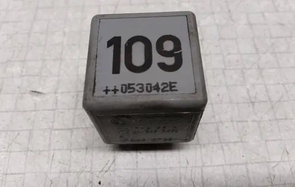 Volkswagen Transporter - Caravelle T5 Other relay 1J0906381A V23134B63X396
