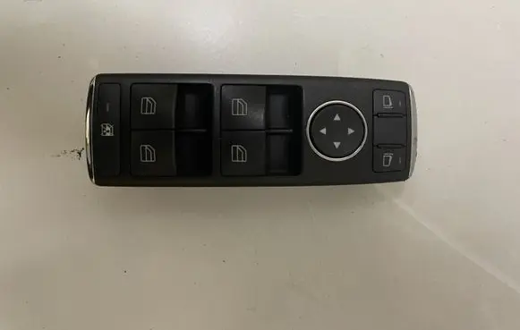 Mercedes-Benz C W204 Electric window control switch A2048700151