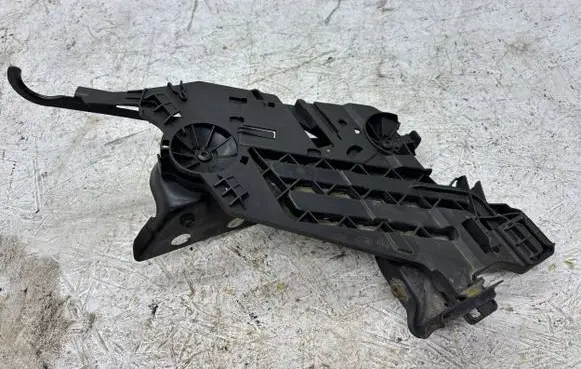 Skoda Octavia Mk2 (1Z) Headlight/headlamp mounting bracket RE17035202