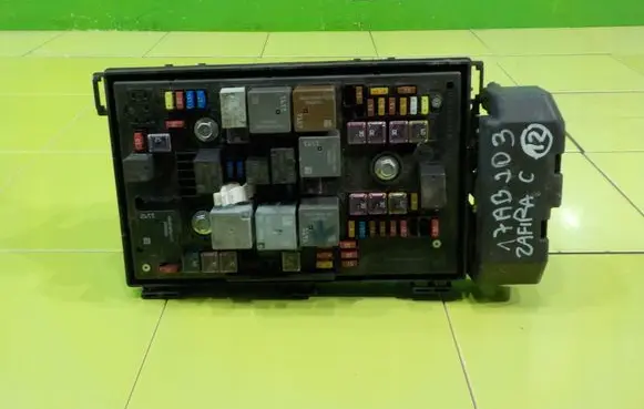 Opel Zafira C Fuse box set C11000139 BEZPIECZNIKOW