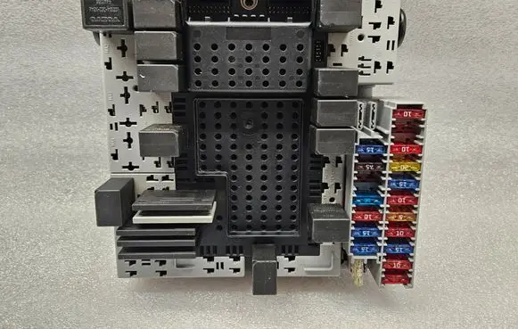 Volvo S60 Fuse module 08679899