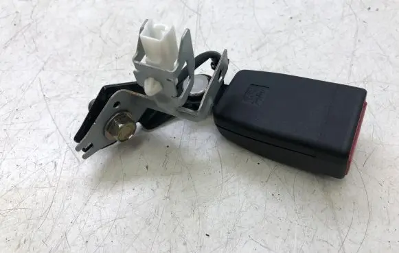 Mazda 3 III Rear seatbelt buckle