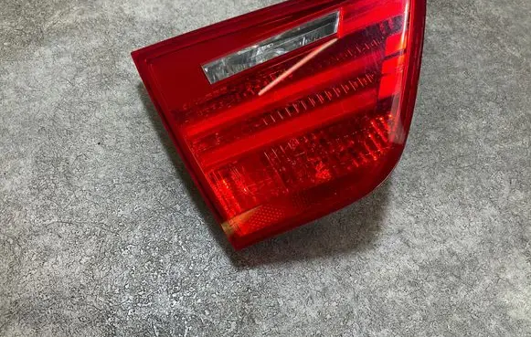Tailgate rear/tail lights