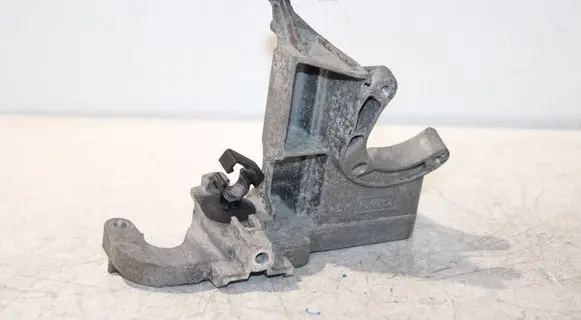 Volvo V40 Engine mounting bracket AV6Q98470BB