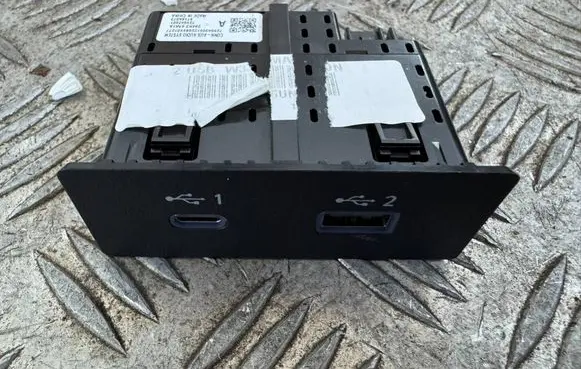 Nissan Qashqai J12 USB socket connector 284H36RA1A