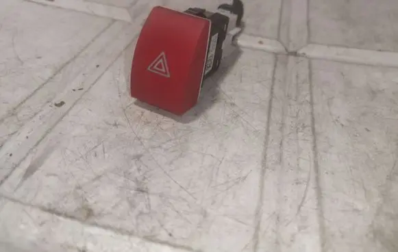 Skoda Octavia Mk2 (1Z) Hazard light switch 1Z0953235A