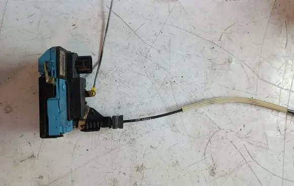 Volvo V70 Front door lock 8650546