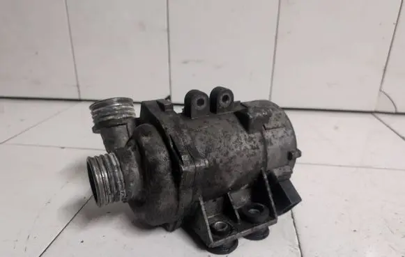 BMW 5 E60 E61 Water pump 303268060