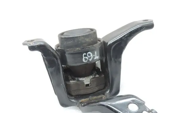 Toyota Yaris Engine mounting bracket