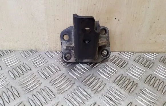 Mitsubishi Pajero Engine mounting bracket