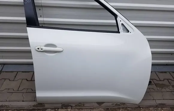 Nissan Juke I F15 Front door