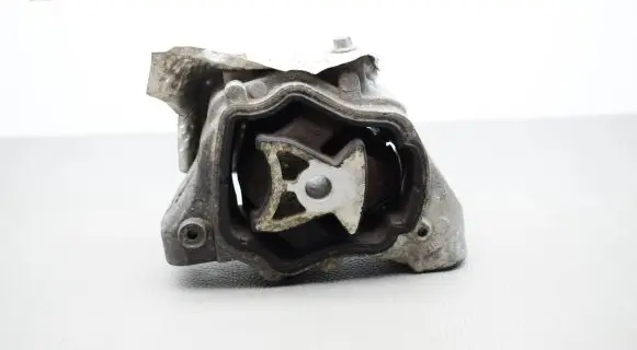 Land Rover Range Rover Sport L494 Engine mount bracket 8G9N6L063