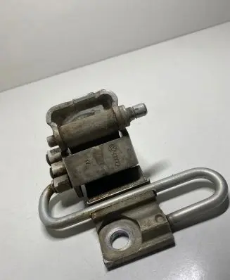 Volkswagen Golf IV Front door lower hinge 4B0831412B