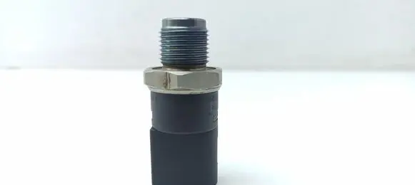 Mercedes-Benz E W211 Fuel pressure sensor 0281002504 A0041536728