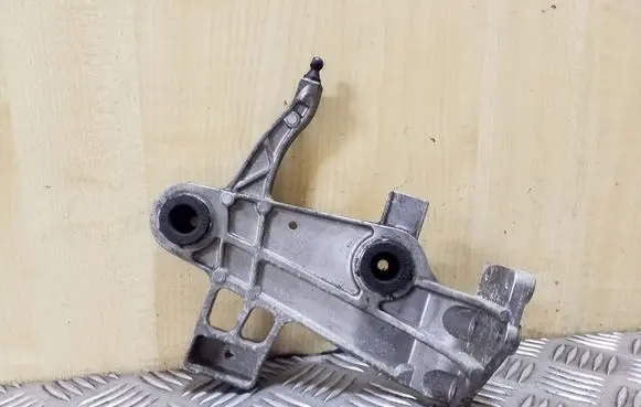 Mercedes-Benz E W212 Air filter cleaner box bracket assembly A6510900041