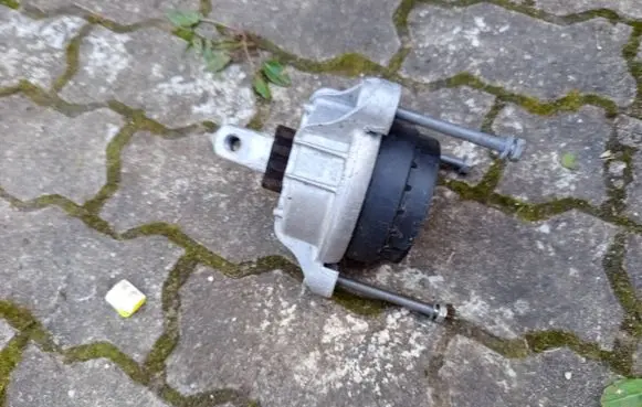 Engine mount bracket