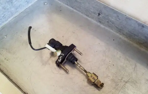 Clutch slave cylinder