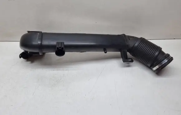 BMW 2 F46 Air intake hose/pipe 8511377 13718511377