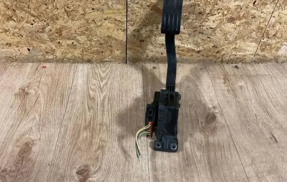 Ford Focus Accelerator throttle pedal 4M519F836 6PV00864101
