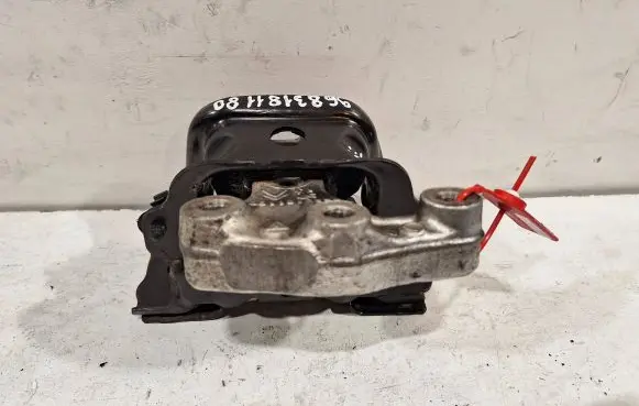 Engine mount vacuum valve
