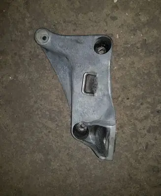 BMW 5 E39 Engine mounting bracket 6750441