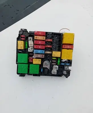 Peugeot 308 Fuse module 9804848580