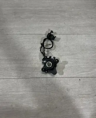 BMW 5 E60 E61 Tailgate exterior lock 8241088