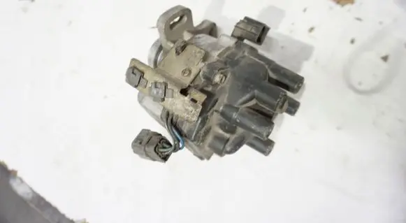 Mazda 121 Spark distributor D4T8902