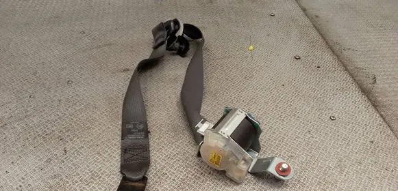 KIA Carens II Rear seatbelt 