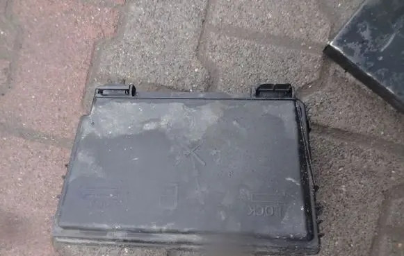 Opel Meriva B Fuse box cover 09131668